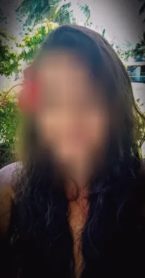 Amira, 40