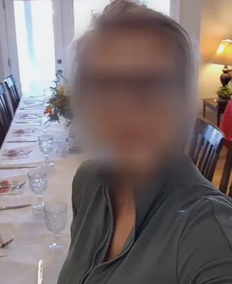Julia, 38