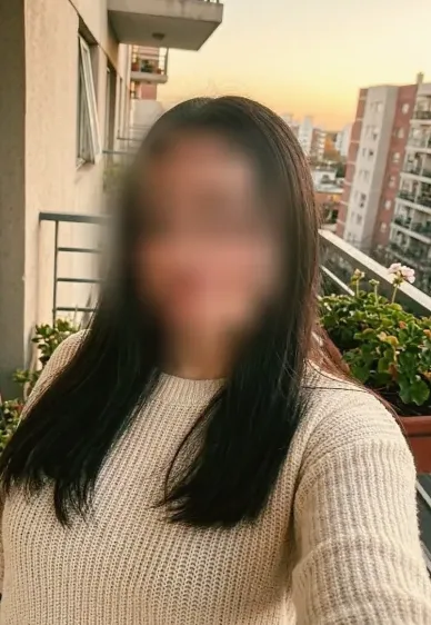 Larissa, 20