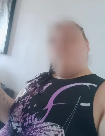 Mia, 33