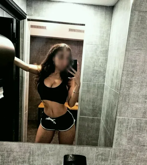 Nina, 31