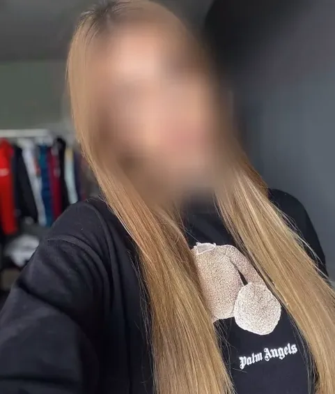 Vivien, 28